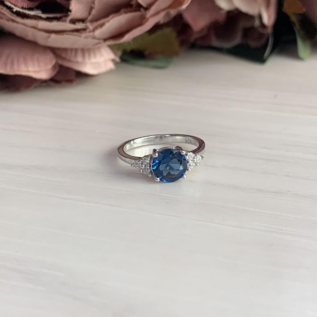 Серебряное кольцо с топазом Лондон Блю 1.027ct, вес изделия 2,59 гр (1074220)