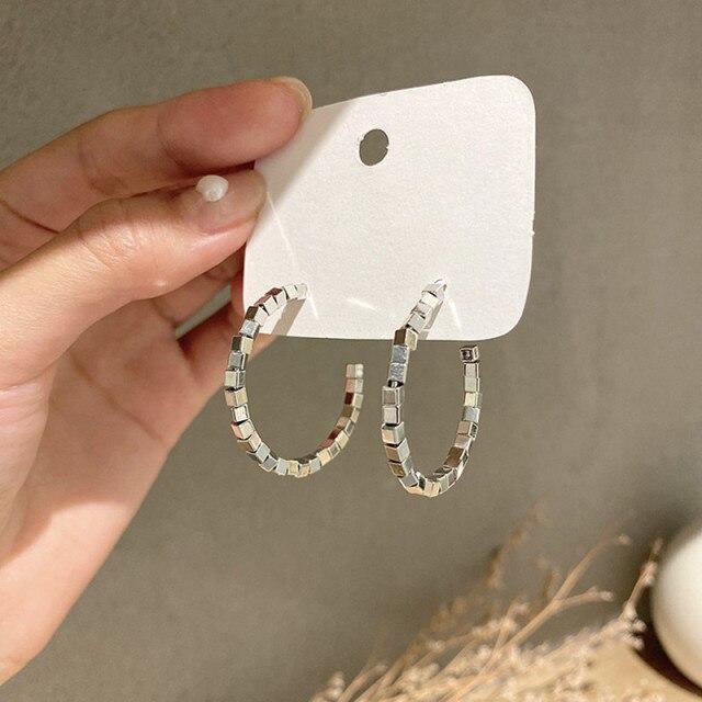 Simple C -Shaped Hoop Earrings Women 'S New Fashion Metallic Hollow Out Tube Circle Earings