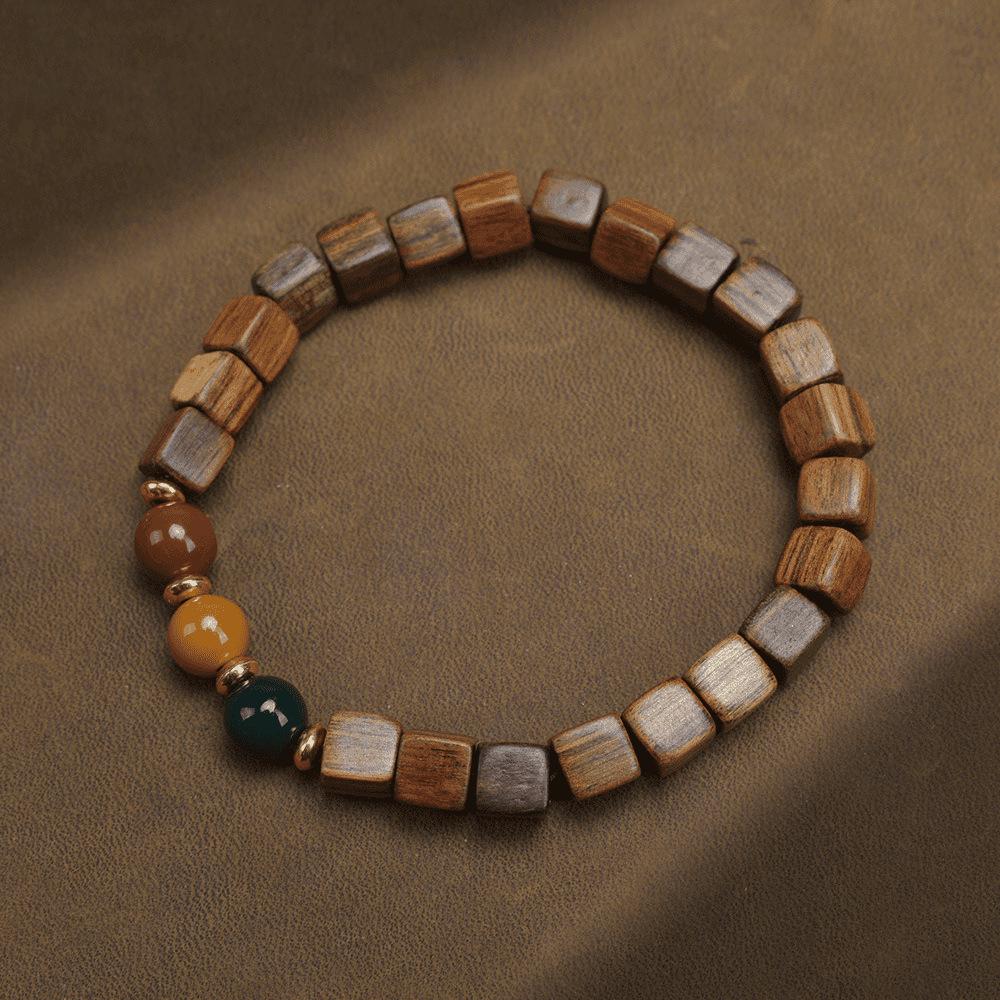 Трехцветный браслет из кубиков сандалового дерева с черной грушей в этническом стиле