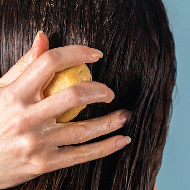 [Lush] The Golden Cap 65 г - Прессованный кондиционер-мыло/Твердый кондиционер для волос