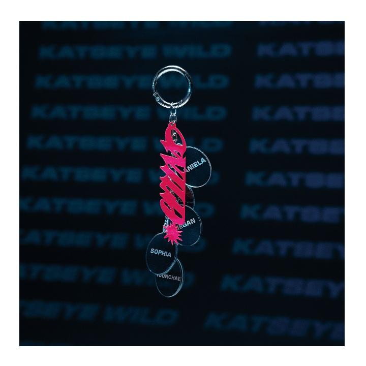 KATSEYE WILD Голографический брелок участника