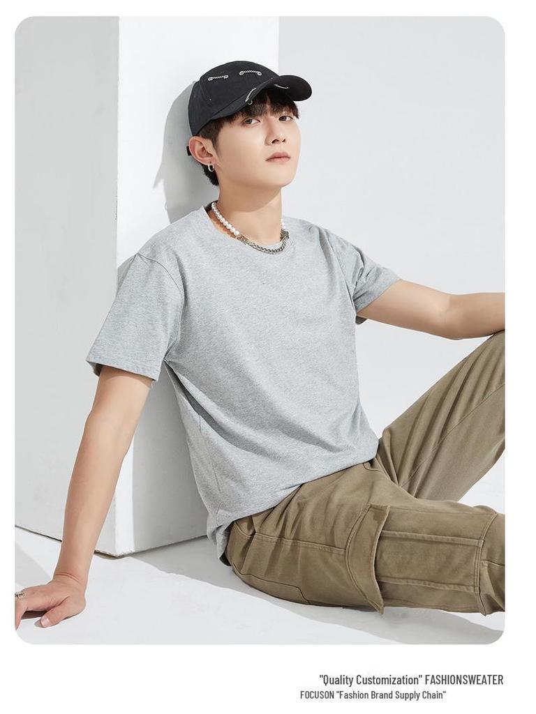 Футболка из плотного однотонного хлопка плотностью 240 г с круглым вырезом и фирменным логотипом