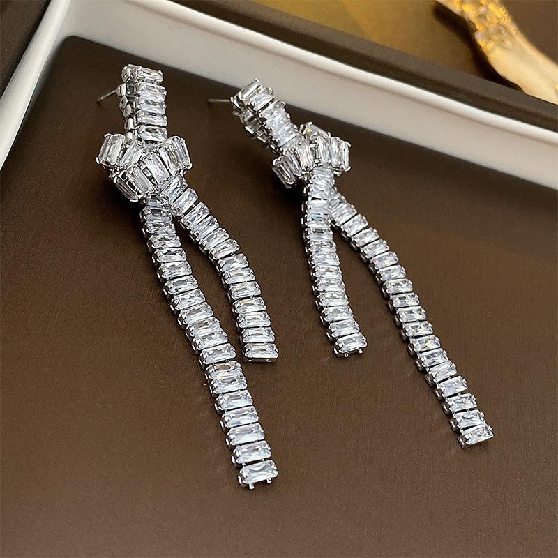 Серьги-гвоздики с длинной серебряной иглой и узлом из цирконов Корейский нишевый элегантный легкий люкс
