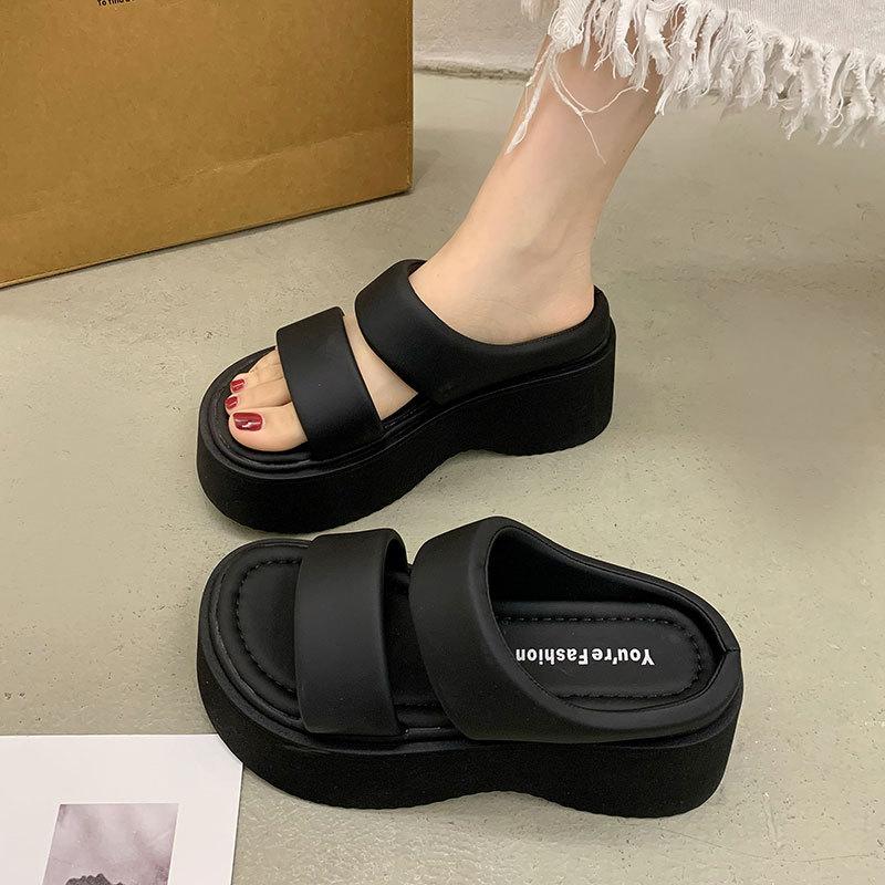Толстоподошвенные туфли на высоком каблуке, крутые шлепанцы для маленьких мужчин, женская летняя обувь 2025, новинка, суперпопулярная модная модель интернет-знаменитости, под юбку, пляжная обувь