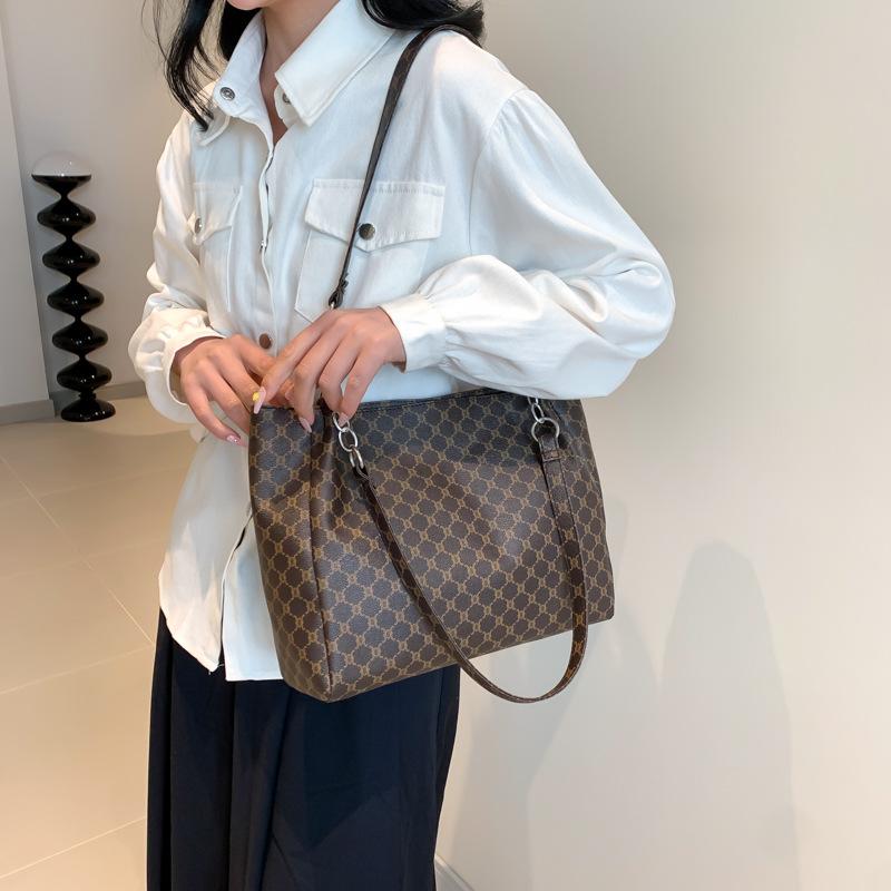 Fashion Atmospheric Shoulder Bag Large Capacity Tote Women's Bag New 2024 Spring Fashion Trend Messenger Chain Bag Women