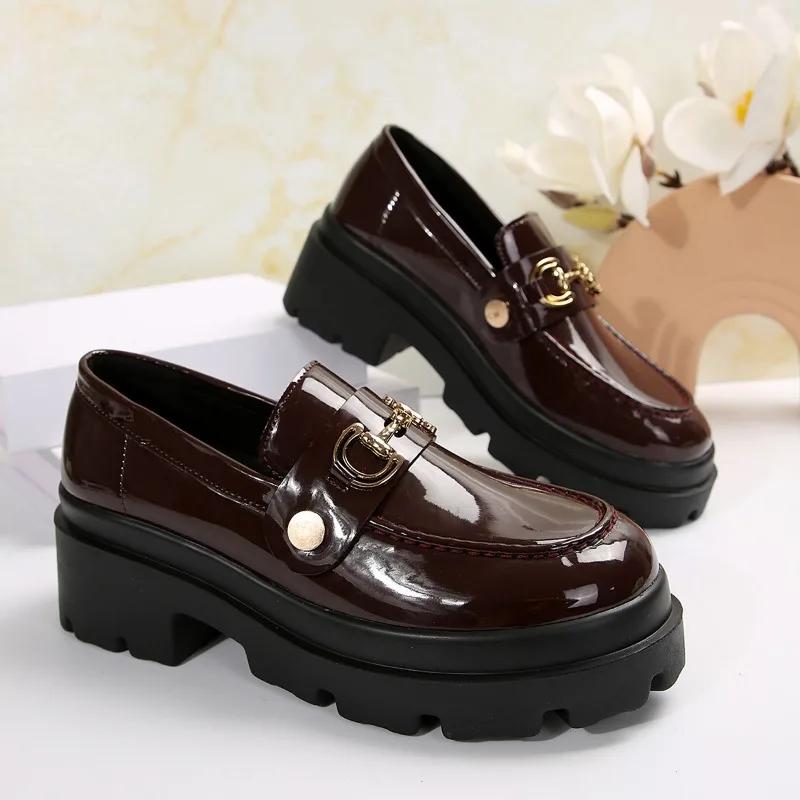 Модная обувь для женщин высокого качества, женские туфли-лодочки на один шаг, осенние, в британском стиле, с круглым носком, металлической отделкой, на массивном каблуке