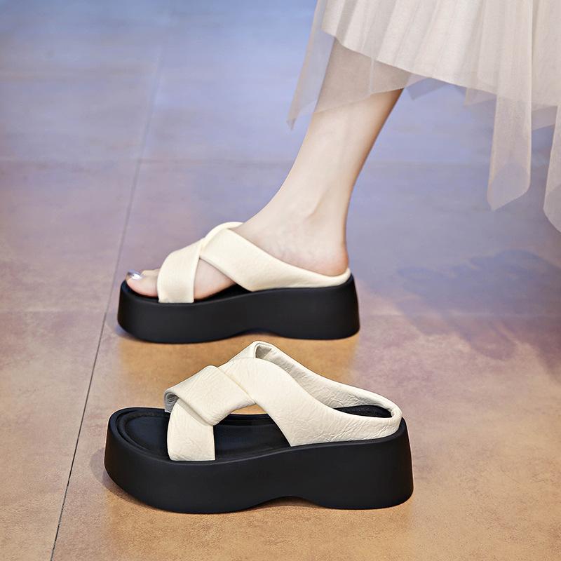 Крутые тапочки женские летние новые модные на толстой подошве красивые черные пляжные сандалии