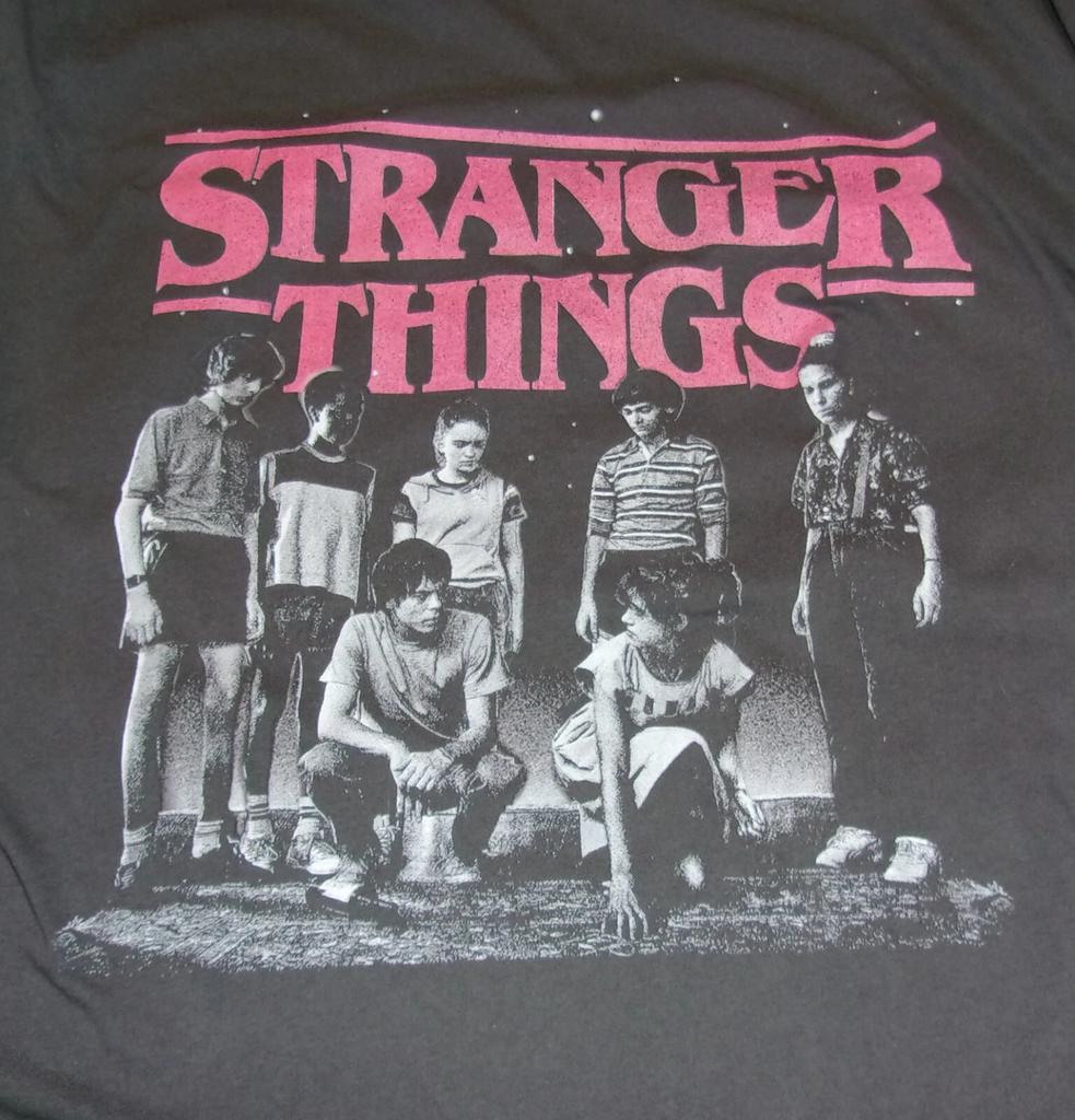 Netflix Взрослый Унисекс XL Серый Футболка с Графикой "Очень Странные Дела" Логотип Названия Актерский Состав