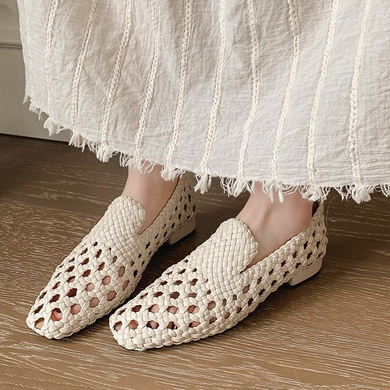 Мода 2025 Новые летние удобные плетеные сандалии Женские низкий толстый каблук Слипоны Повседневные полые дышащие сандалии Женская обувь для ходьбы