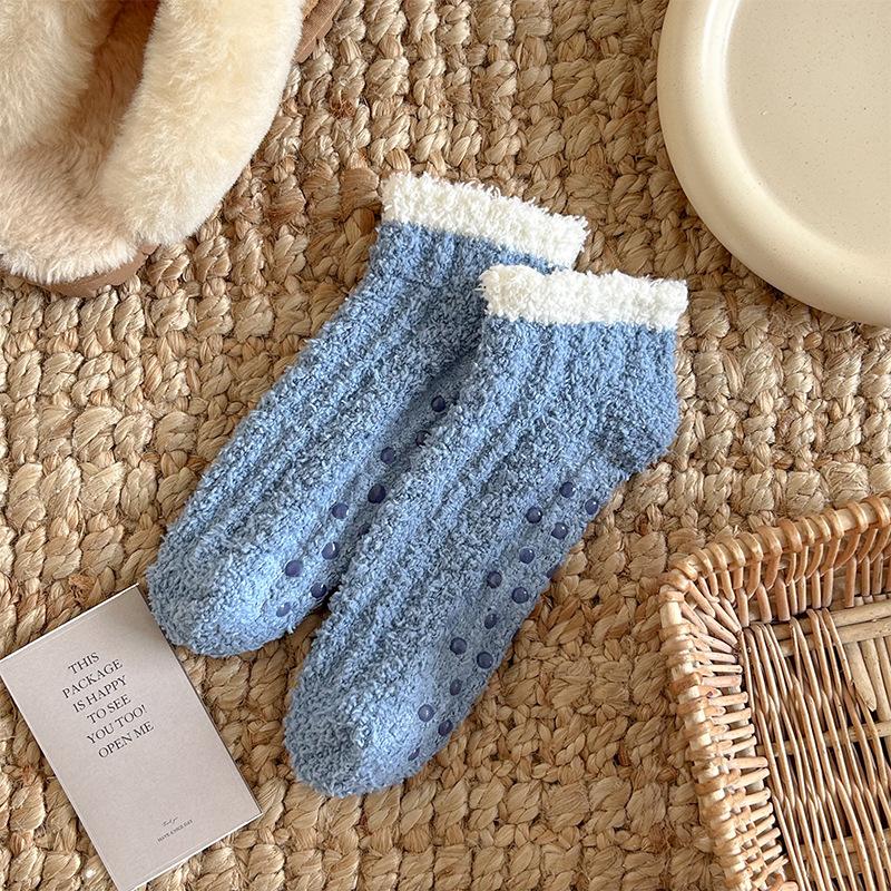 Милый конфетный цвет плюс бархатные утолщенные теплые носки, коралловые бархатные напольные носки, противоскользящие носки для сна с точечным рисунком, короткие