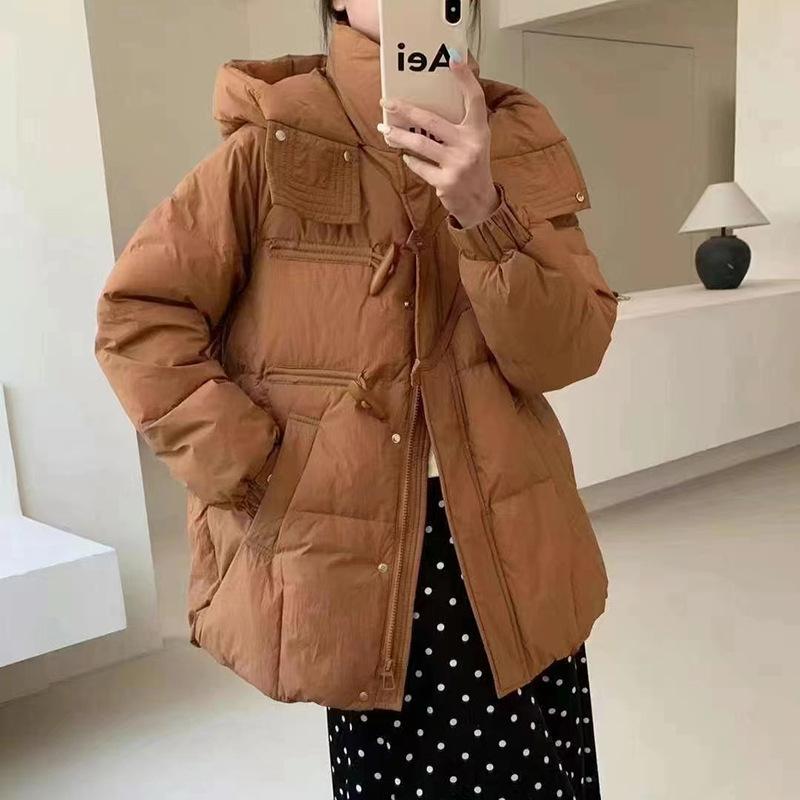 Модная женская куртка-пуховик средней и длинной длины 2024 года, зимняя новая тонкая белая куртка-пуховик с капюшоном и роговой пряжкой