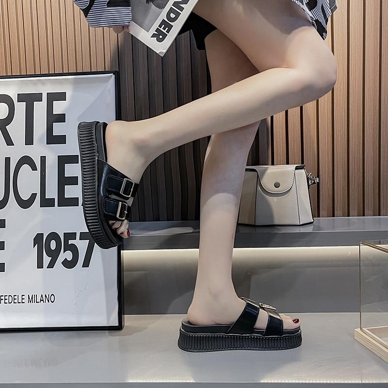 Новые тапочки на платформе, женские модные шлепанцы с пряжкой на толстой подошве, пляжные сандалии с открытым носком, повседневные удобные тапочки на танкетке