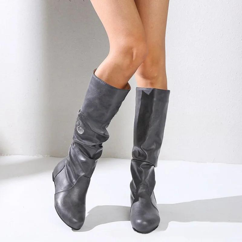 Осенняя женская обувь на плоской подошве. Ботинки до середины голени с мятой кожей. Нескользящая женская обувь для ходьбы. Модные женские ботинки.