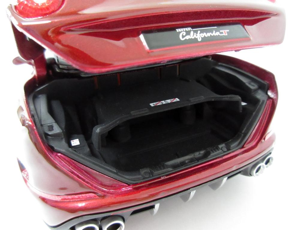 Bburago Ferrari Signature Series California T Red 118 Close-Top 200-411