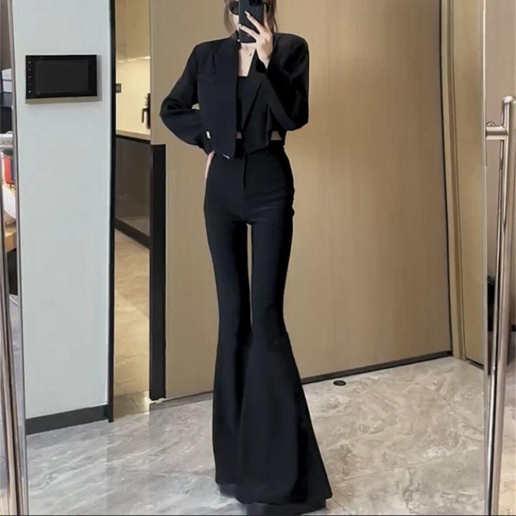 Комплект одежды весна-осень 2025: блейзер и расклешенные брюки для невысоких девушек.