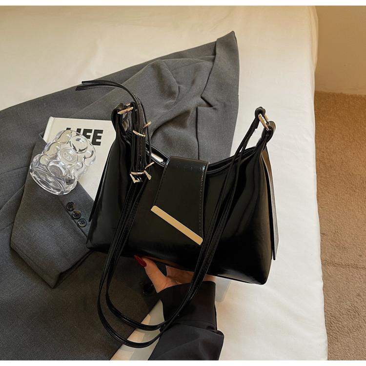 Женская летняя глянцевая ПУ деликатная сумка кроссбоди высококачественная пряжка молния сумки на одно плечо универсальные дорожные подмышечные сумки