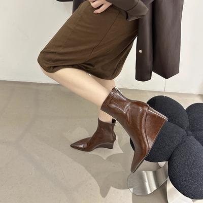 Мартинсы на внутренней платформе женские 2025 новые осенне-зимние темпераментные тонкие с острым носком на танкетке на высоком каблуке короткие ботинки с задней молнией