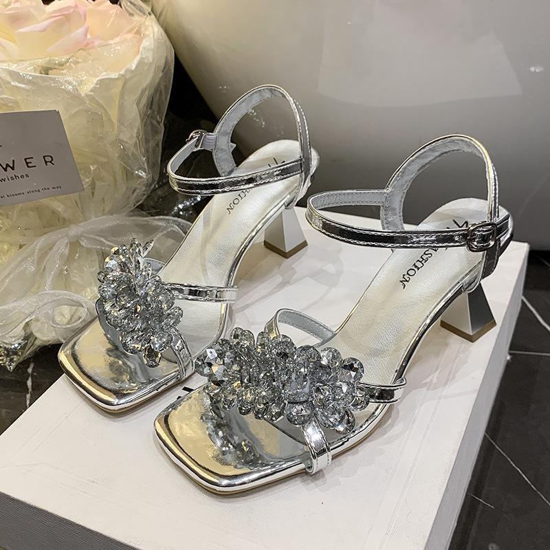 2025 супер огонь сандалии мода стразы слово с толстым каблуком квадратный носок хрустальные высокие каблуки женская летняя юбка