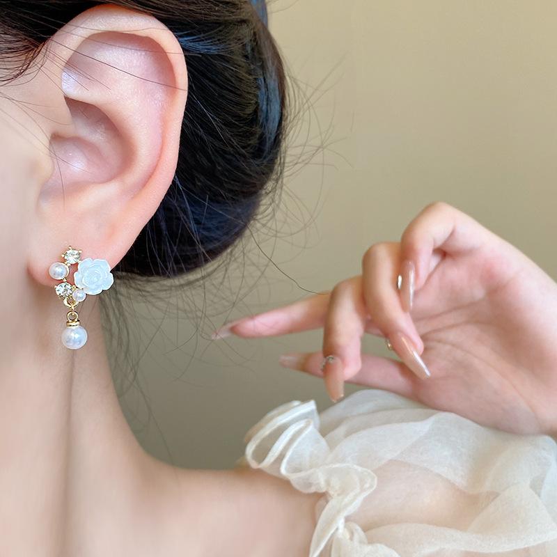 Серьги с жемчужными цветами: Серебряная игла S925, корейский дизайн в стиле легкой роскоши