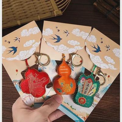 Брелок-саше в китайском стиле «Праздник драконьих лодок»: Подвеска «Мир и благословение»