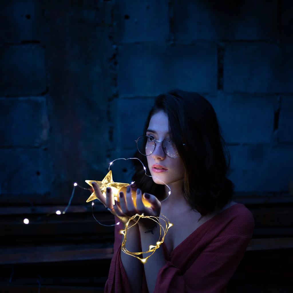 2 шт. фонарный столб, пробка от бутылки, гирлянды на проволоке, работающие от батареек, пластиковый декор в виде звезды