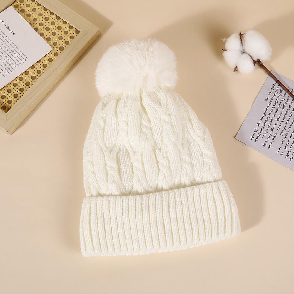 Женская шапка из толстой вязки жаккарда с защитой ушей из бархатной шерсти