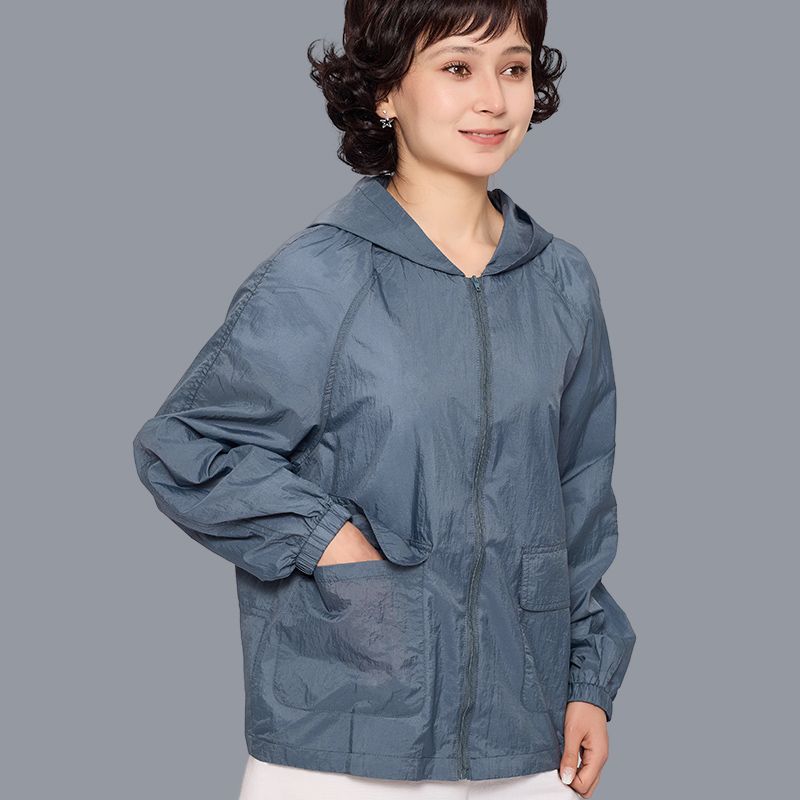 Солнцезащитная одежда для женщин, носящих легкую верхнюю одежду с длинными рукавами. Дышащая и дышащая солнцезащитная одежда с капюшоном для отдыха и пожилого возраста.