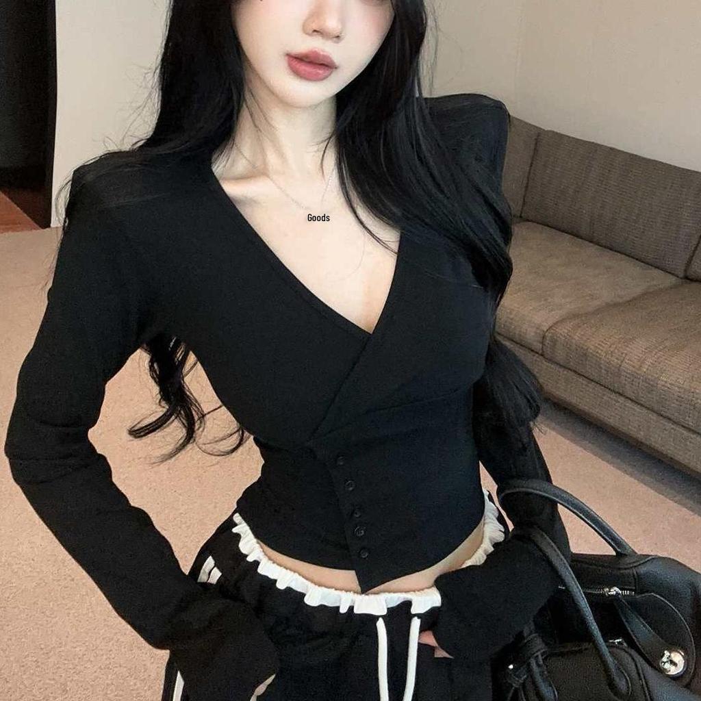 Женская мода весна и осень: Облегающая футболка с V-образным вырезом.