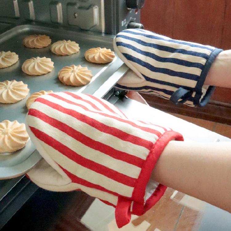 Protective Kitchen Oven Gloves with Dots Charm, Heat and Slip Resistant Oven Mitts for Cooking and Bakings