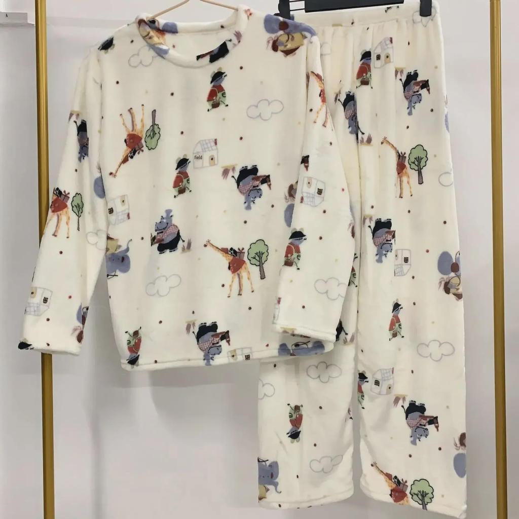 Women's Cartoon Giraffe Flannel Pajamas - Thick, Warm Coral Fleece Leisure Suit for Autumn & Winter