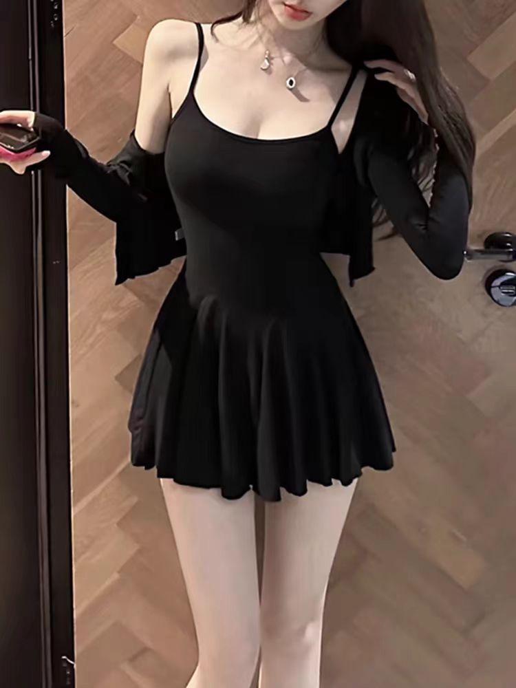 Сексуальный комплект из двух частей Royal Sister: Комплект из короткого платья на подтяжках и юбки для ранней осени.