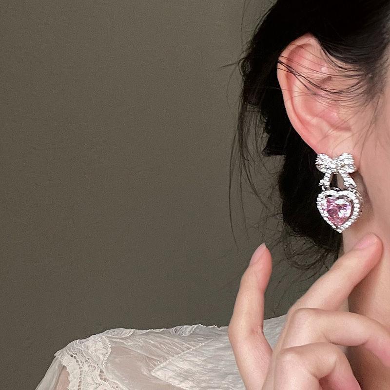 Изысканные розовые серьги-гвоздики в форме сердца с бантом для женщин, сияющие цирконом CZ, серьги-любовь, украшение для девушки, свадебной вечеринки, подчеркивающее темперамент