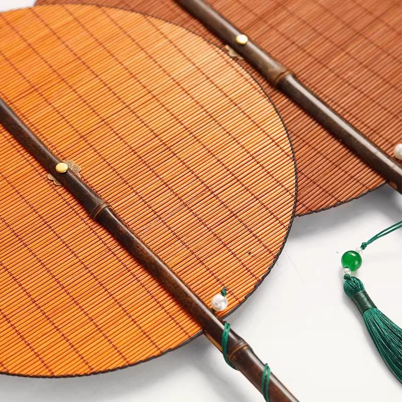 Древний фиолетовый бамбуковый лакированный круглый веер с длинной ручкой и кистями - Портативный складной дворцовый веер Ханфу