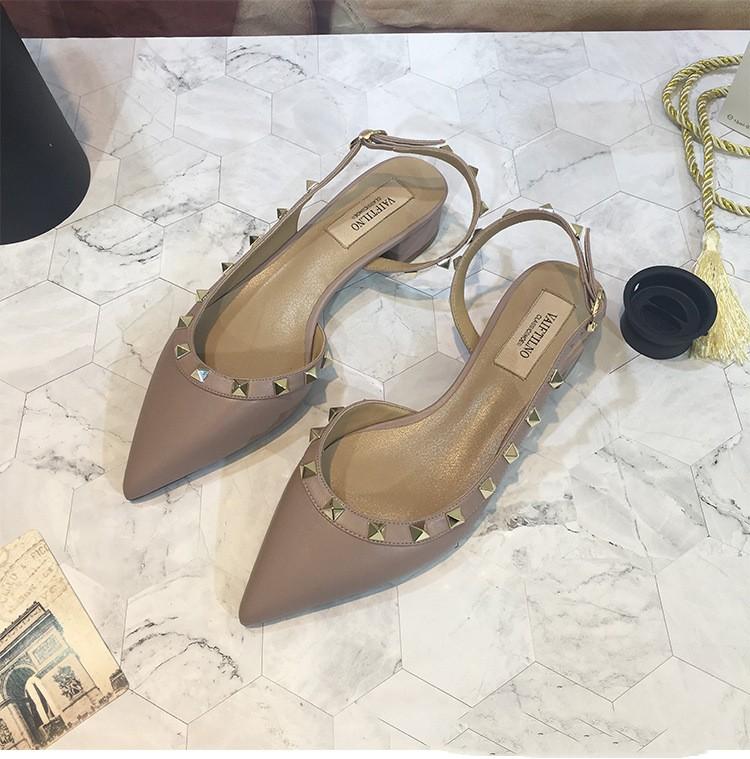 Сандалии с заклепками женские 2024 новые остроносые одинарные туфли плоские туфли лакированная кожа Baotou темперамент высокие каблуки женские туфли 33-41
