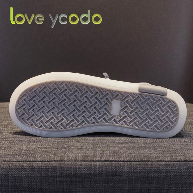 Пара женских осенне-зимних стильных и удобных ботильонов из натуральной кожи на плоской подошве