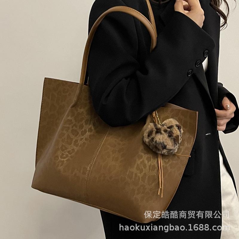 Ретро сумка женская большой вместимости 2205 новая осень и зима универсальная простая сумка на плечо премиальная текстура сумка-тоут для поездок