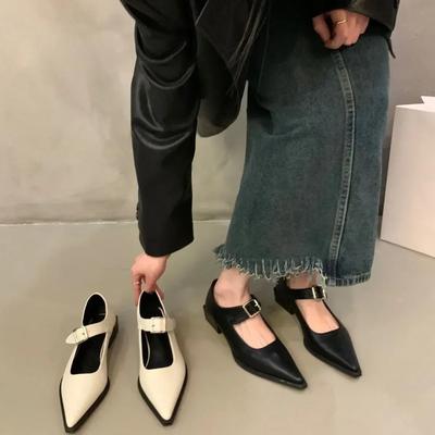 Обувь Белые пряжки Кожаные сандалии с острым носком и низким каблуком для женщин Римский стиль Женская обувь Летняя обувь F по акции