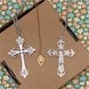 Большой серебряный крест-подвеска и длинное ожерелье с гравировкой в виде креста в корейском стиле.