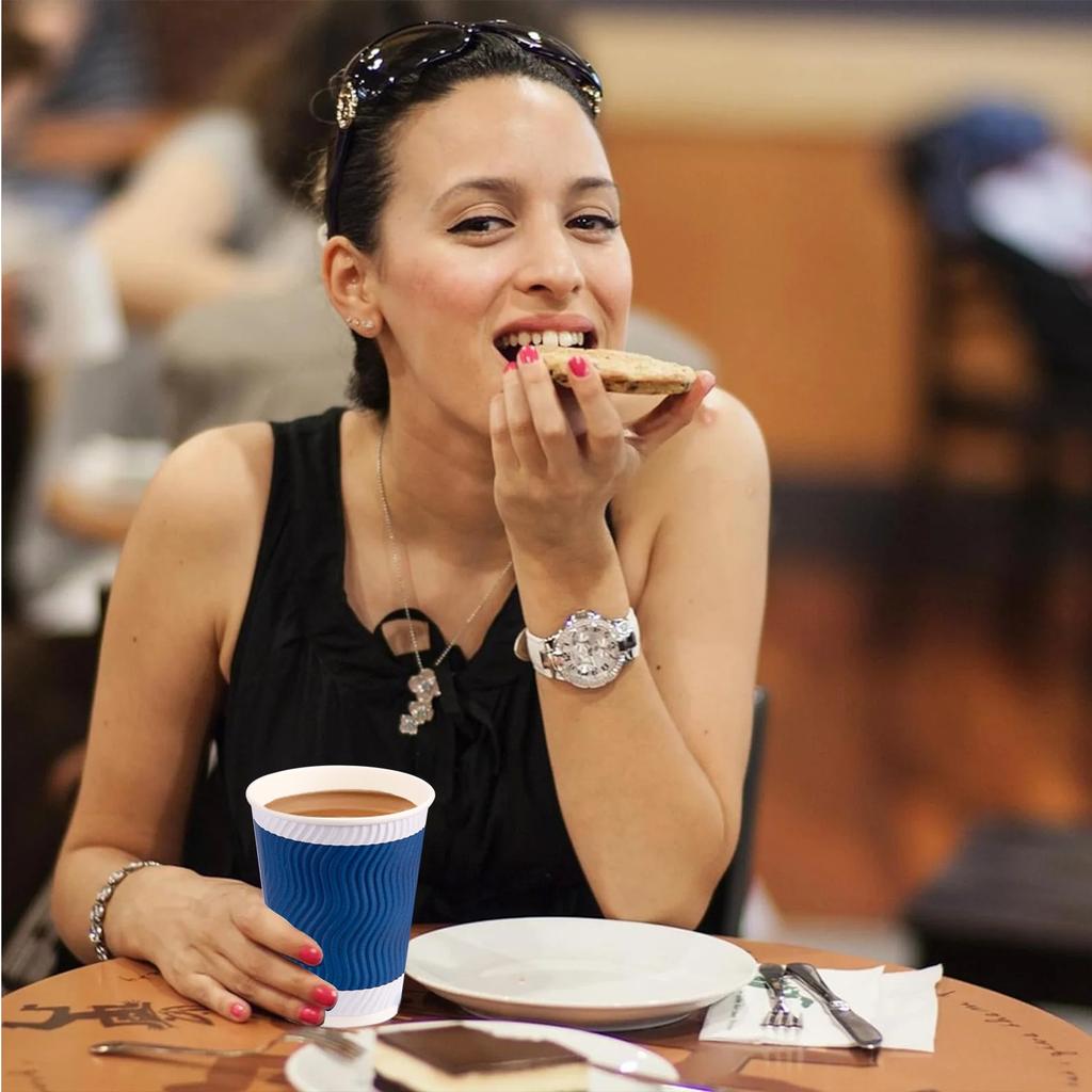 Одноразовые бумажные стаканчики с крышками 12 унций, Изолированные стаканчики на вынос, Гофрированные двухслойные, Синие 50 штук