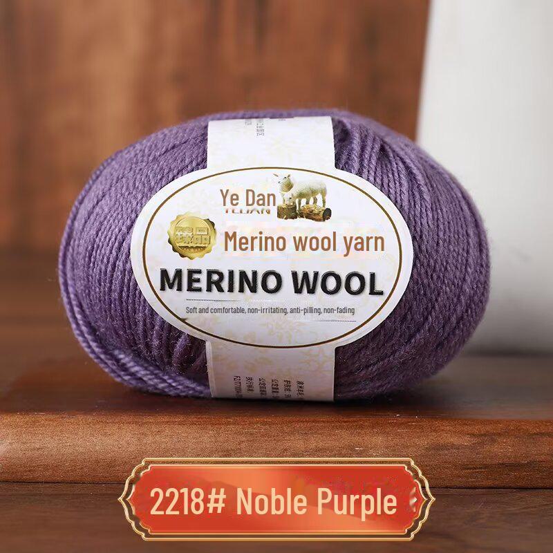 Тканая вручную пряжа из трех нитей мериносовой шерсти средней толщины — идеально подходит для кукольных свитеров, шарфов и шапок.. Изготовлено из 100% овечьей шерсти.