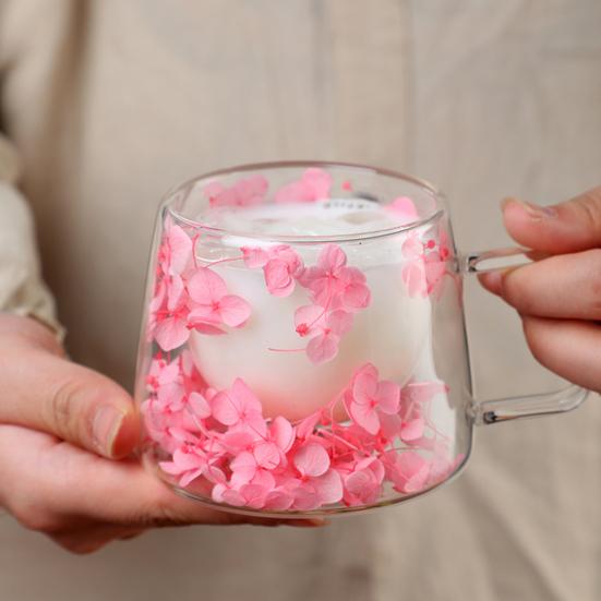 Стеклянная кружка с цветочным рисунком, кофейная чашка с настоящим цветком, 200 мл, прозрачная кружка с двойными стенками и изолированной ручкой, эстетический стакан с цветочным принтом для горячих холодных напитков