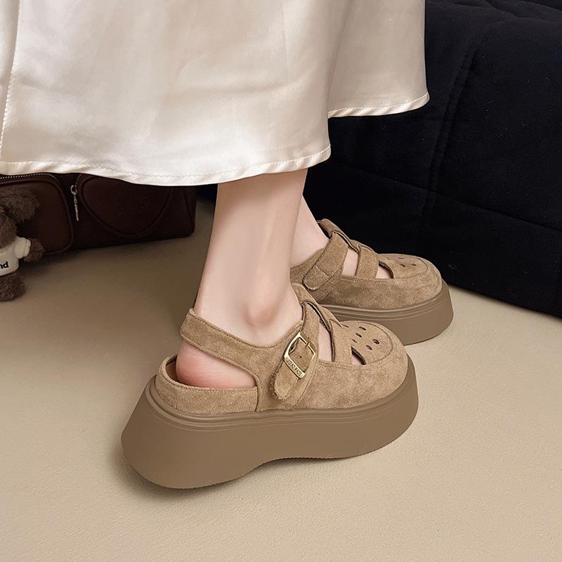 Мода 2025 Женские сандалии Baotou с полым толстым римским каблуком, летние новые повседневные и универсальные сандалии на платформе и танкетке для улицы