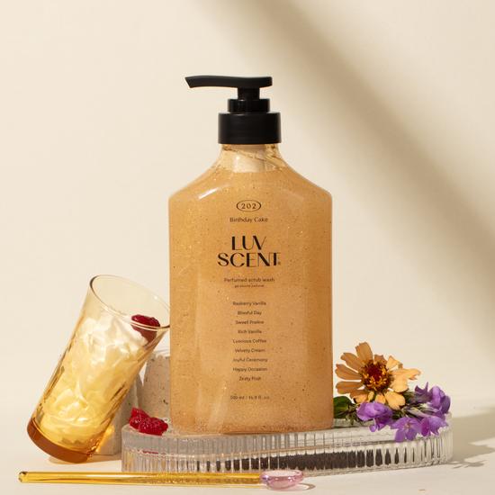 LUV SCENT Скраб-гель для умывания 500 мл (Выберите 1 из 3 вкусов) (Белый тюльпан/Малина-Ваниль/Кедровое дерево)