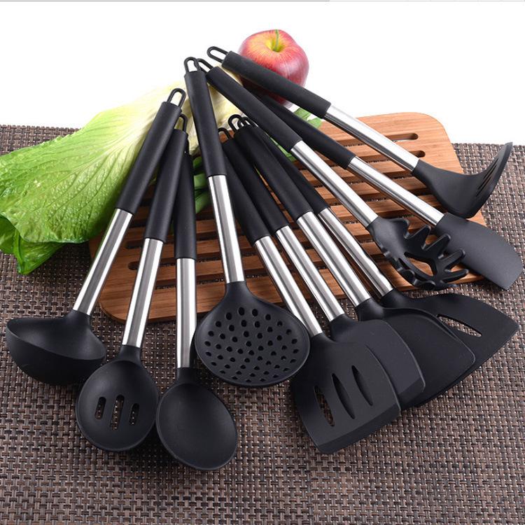 Набор кухонных принадлежностей из силикона, 14 предметов: В комплект входят ложка для супа, скребок, лопатка с прорезями, лопатка для перемешивания яиц, венчик для взбивания яиц, зажим для еды и многое другое.
