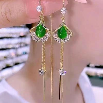 Серьги с зеленым кошачьим глазом и кисточкой с цирконом