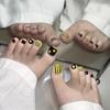 Дерзкие черно-желтые звездные накладки на ногти: Смелый, полосатый колор-блок со съемными белыми наклейками на ногти на ногах