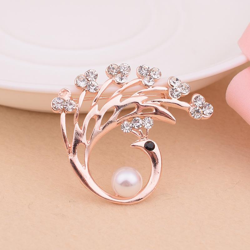 High-End Alloy Brooch with Pearl Imitation and Rhinestone Corsage Pin - Fashion Accessory