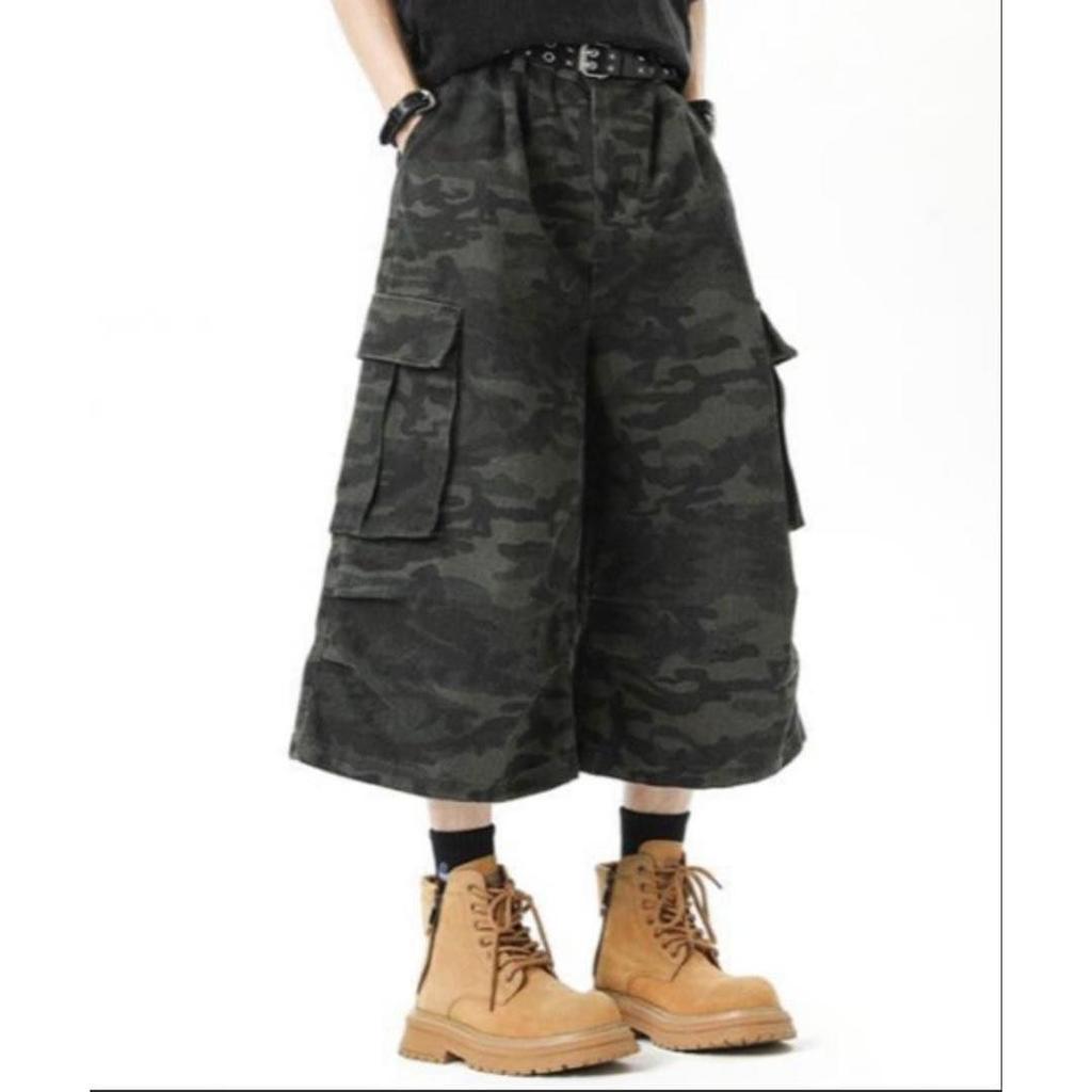 Used Camouflage pattern wide cargo pants 3/4 length