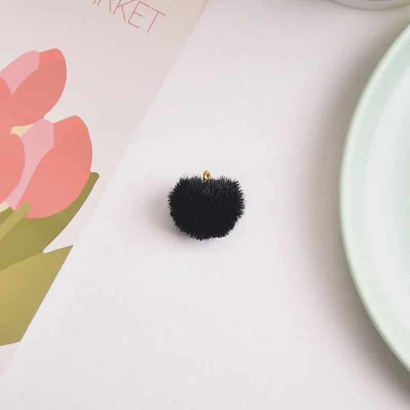 Брелок для ключей в виде разноцветного плюшевого шарика с молочным кулоном, абажуром в виде макарон и вращающейся пряжкой.