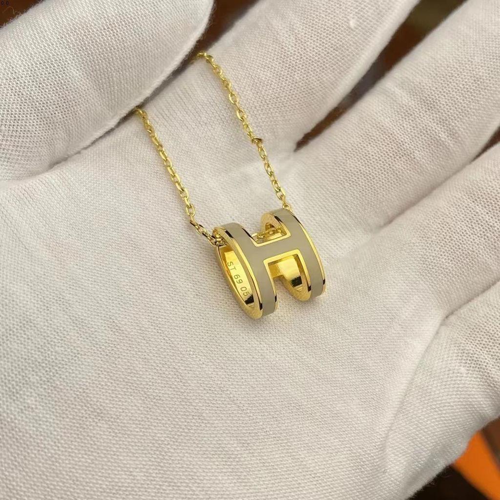 Женское высококлассное эмалированное колье Hermes с буквой H, 18-каратное розовое золото, универсальный нетускнеющий кулон на ключицу